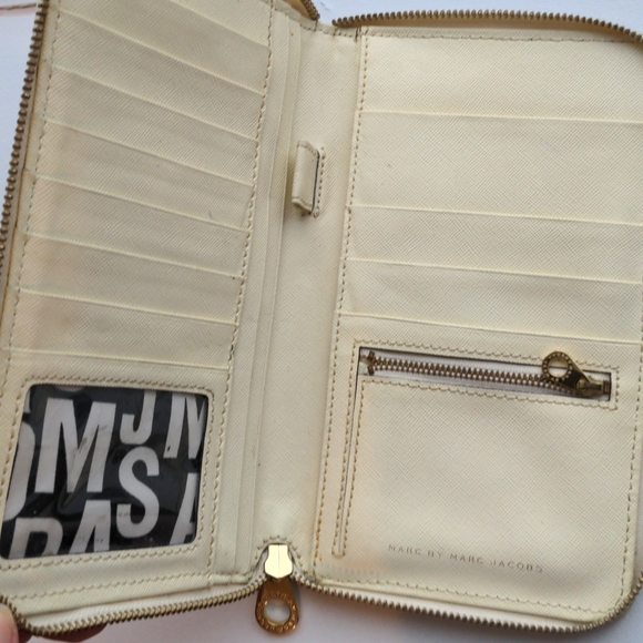 Oversized vintage  Marc Jacobs passport wallet - Picture 2 of 2